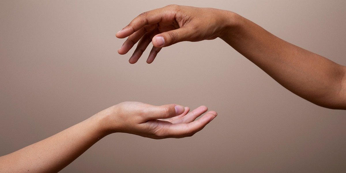 Errores Comunes con Generadores de Imágenes con IA_Errores anatómicos como manos con dedos extra o proporciones incorrectas